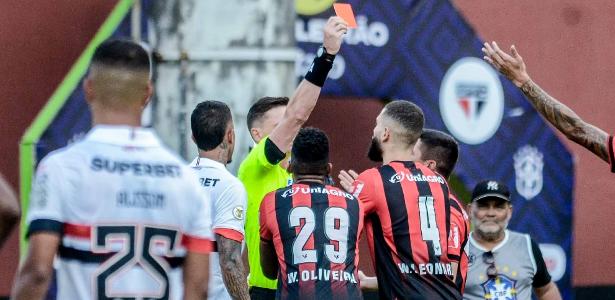 Áudio do VAR confirma expulsão de zagueiro do Vitória por 