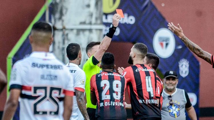 Wagner Leonardo é expulso após acertar Calleri em Vitória x São Paulo, partida do Campeonato Brasileiro