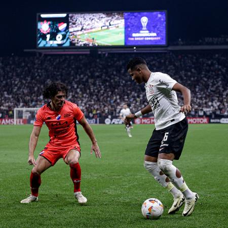 Wesley, do Corinthians, em ação contra o Nacional-PAR, pela Sul-Americana