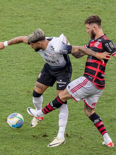 Yuri Alberto, do Corinthians, e Léo Pereira, do Flamengo, em ação no jogo do Brasileirão - Maga Jr/Ag. Estado