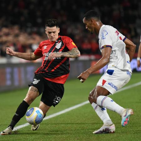 Léo Godoy, do Athletico, tenta fazer a jogada durante partida contra o Bahia pelo Campeonato Brasileiro