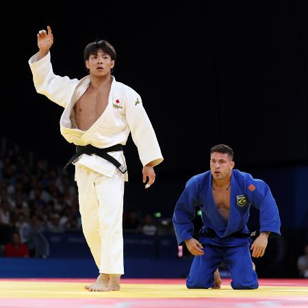 Hifumi Abe comemora após vencer Willian Lima na disputa pela medalha de ouro do judô nas Olimpíadas de Paris