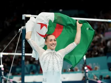 Franceses ignoram bandeira e vibram com argelina rejeitada por dirigentes
