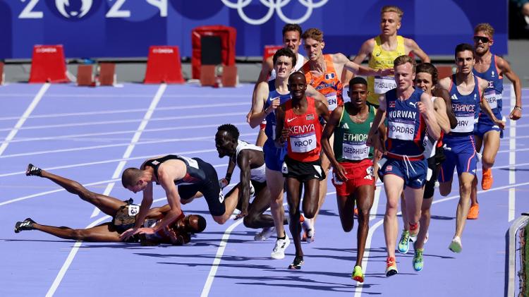 Atleta cai em prova do atletismo 