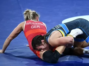 Giullia Penalber vence e lutará por bronze inédito no wrestling