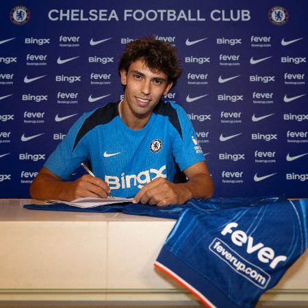 João Félix assina contrato com o Chelsea