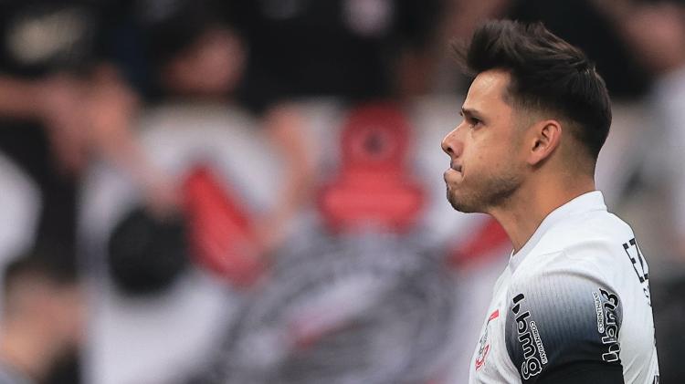 Romero comemora gol em Corinthians x Flamengo, jogo do Campeonato Brasileiro