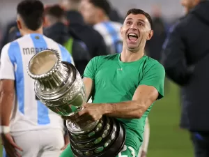 Goleiro da Argentina é suspenso pela Fifa por agressão e gesto obsceno