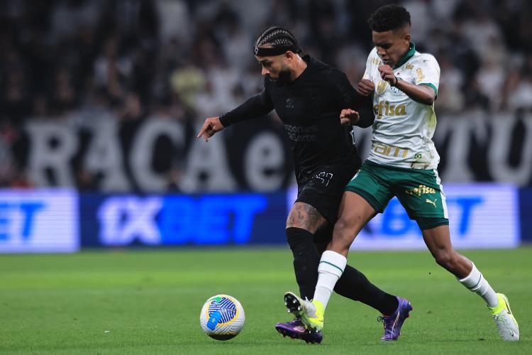 Memphis Depay tenta se desvencilhar da marcação de Estêvão em Corinthians x Palmeiras, jogo do Campeonato Brasileiro