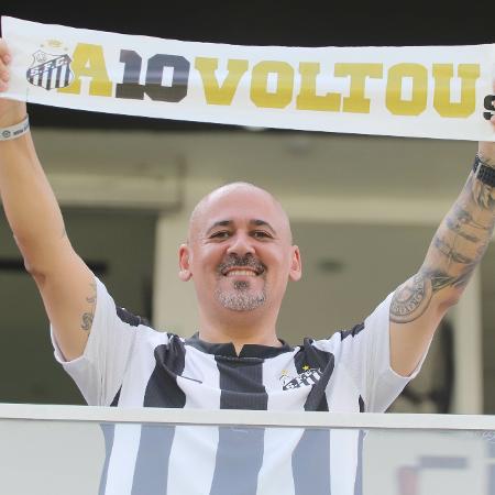 Torcedor com a faixa "A 10 voltou" no jogo do Santos contra o CRB, pela Série B