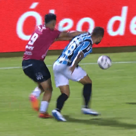 João Pedro, do Grêmio, disputa a bola durante jogo contra o Brasil-PEL pelo Campeonato Gaúcho