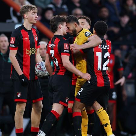 Matheus Cunha briga com Milos Kerkez durante jogo entre Bournemouth e Wolverhampton Matheus Cunha briga com Milos Kerkez durante jogo entre Bournemouth e Wolverhampton