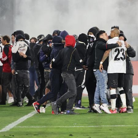 Torcedores do Colo-Colo invadiram gramado durante jogo contra o Fortaleza Torcedores do Colo-Colo invadiram gramado durante jogo contra o Fortaleza