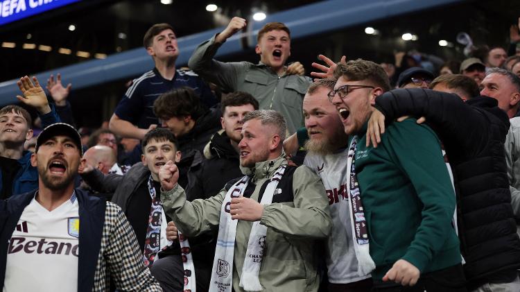 Torcedores do Aston Villa celebram gol sobre o PSG em jogo da Champions League Torcedores do Aston Villa celebram gol sobre o PSG em jogo da Champions League