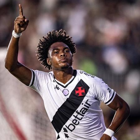 Após fazer gol da vitória, GB aponta para local da arquibancada onde já assistiu muitos jogos do Vasco com os amigos Após fazer gol da vitória, GB aponta para local da arquibancada onde já assistiu muitos jogos do Vasco com os amigos