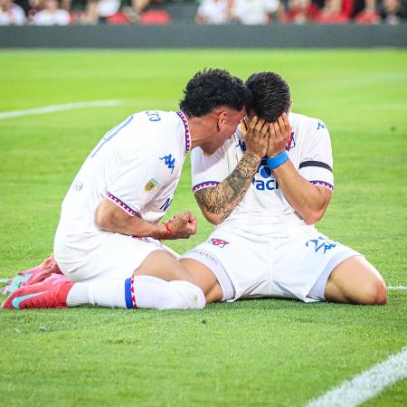 Ignacio Russo, filho do técnico Miguel Ángel Russo, chora ao fazer gol dois dias após a morte do pai