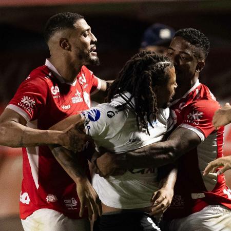 Berto, do Operário-PR, se irrita durante jogo contra o Vila Nova pela Série B