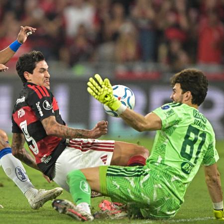 pedro-parou-em-defesa-de-otavio-durante-flamengo-x-cruzeiro-pela-libertadores-1787187778624_v2_450x450 Flamengo avança na Libertadores com golaços e reacende esperança do futebol carioca