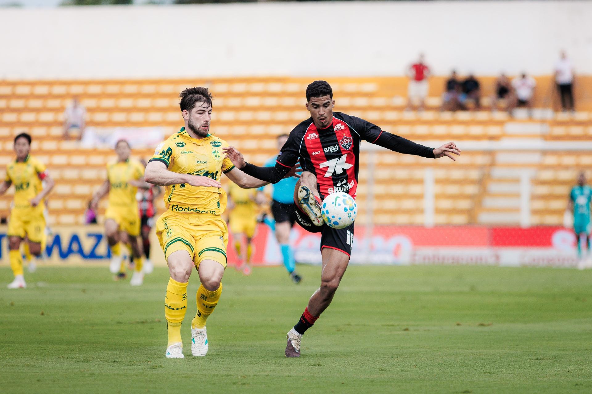Renê, do Vitória, e Gabriel, do Mirassol, durante partida pelo Brasileirão - undefined
