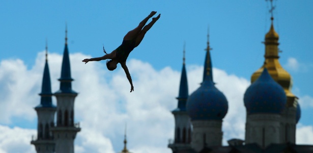 Brasileira Jacqueline Valente faz seu salto na disputa do salto de penhasco no Mundial de esportes aquáticos de 2015, em Kazan (Rússia). Ao fundo, a Mesquita Kul Sharif e a Igreja da Anunciação - Hannibal Hanschke/Reuters