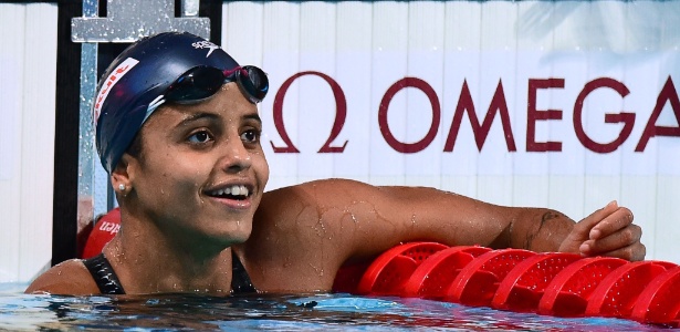 Brasileira conquistou a primeira medalha feminina do Brasil em Mundiais de piscina longa - Christophe Simon/AFP Photo