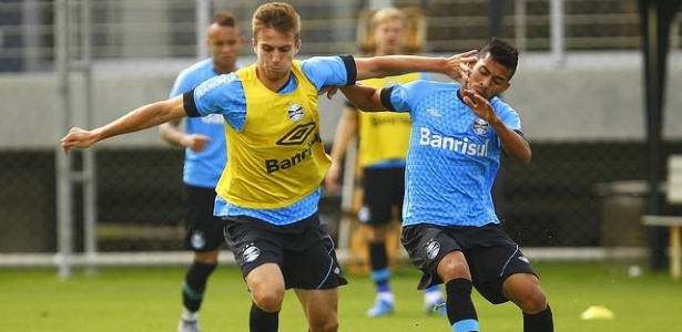Zagueiro Bressan protege a bola em treinamento do Grêmio no CT Luiz Carvalho - Rodrigo Fatturi/Grêmio