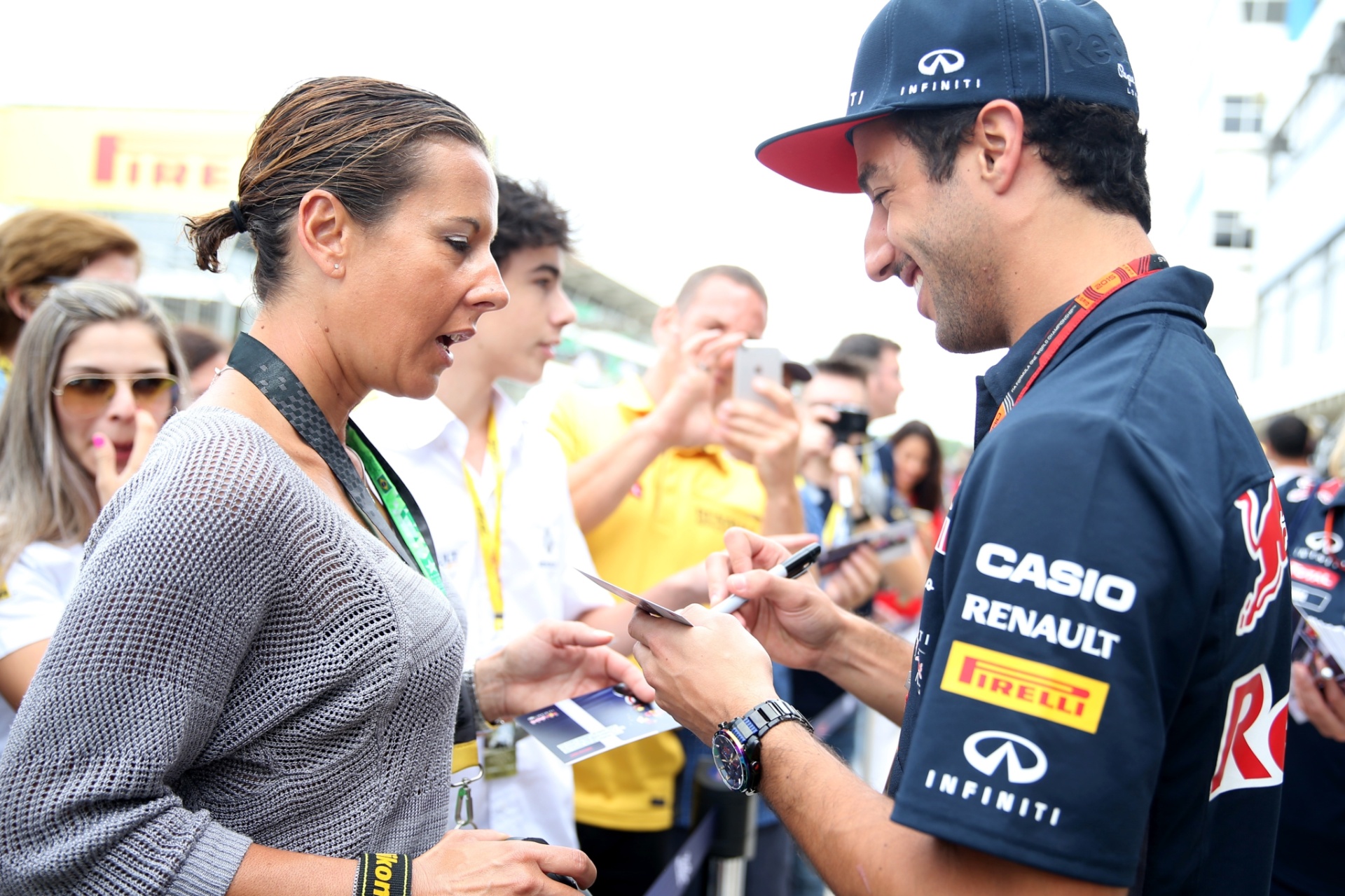 Daniel Ricciardo dá autógrafo para torcedora nos boxes de Interlagos - Mark Thompson/Getty Images