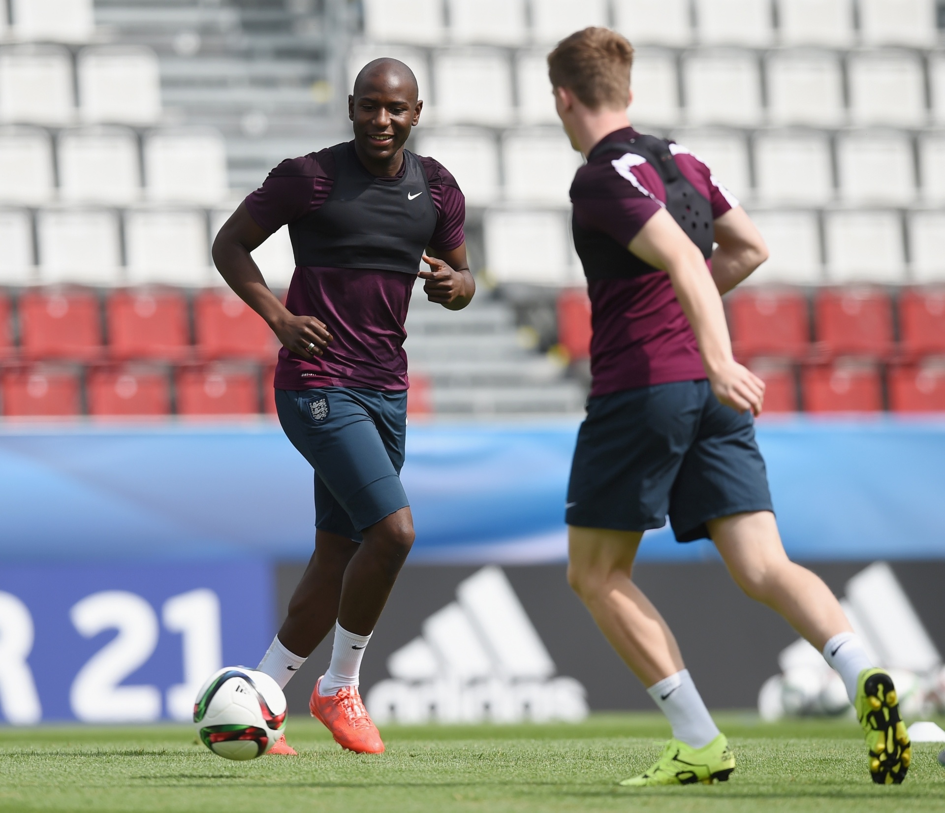 Benik Afobe, em treino da seleção inglesa sub-21 - Michael Regan/Getty Images