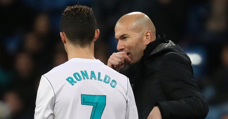 Zidane passa instruções para Cristiano Ronaldo na beira do campo