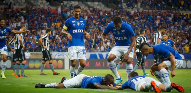 Dedé comemora gol do Cruzeiro; time leva poucos gols, mas sofre para marcar - Vinnicius Silva/Cruzeiro E.C.