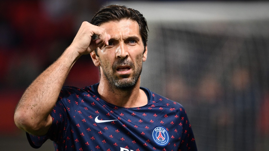 Gianluigi Buffon se aquece antes de partida do PSG pelo Campeonato Francês - FRANCK FIFE / AFP