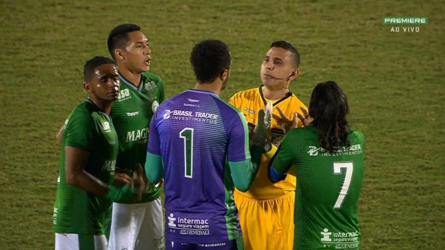 Jogadores do Guarani pedem anulação de gol do Coritiba - Reprodução/Premiere