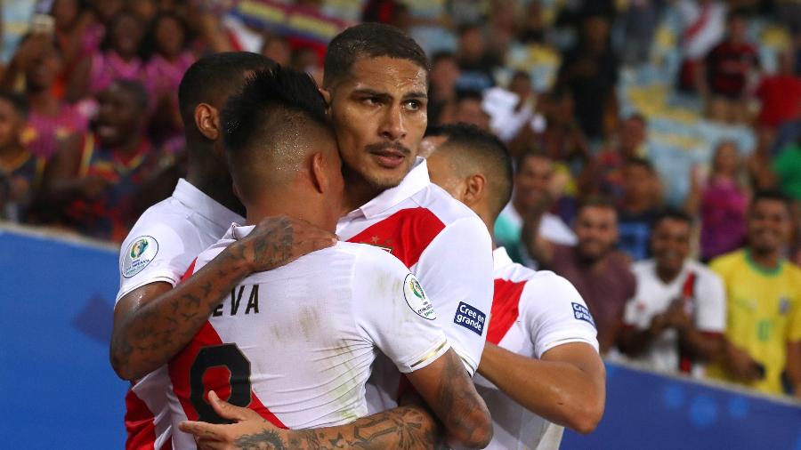 Peruanos venceram a Bolívia na segunda rodada, mas ganharam preocupação por lesão - REUTERS/Pilar Olivares