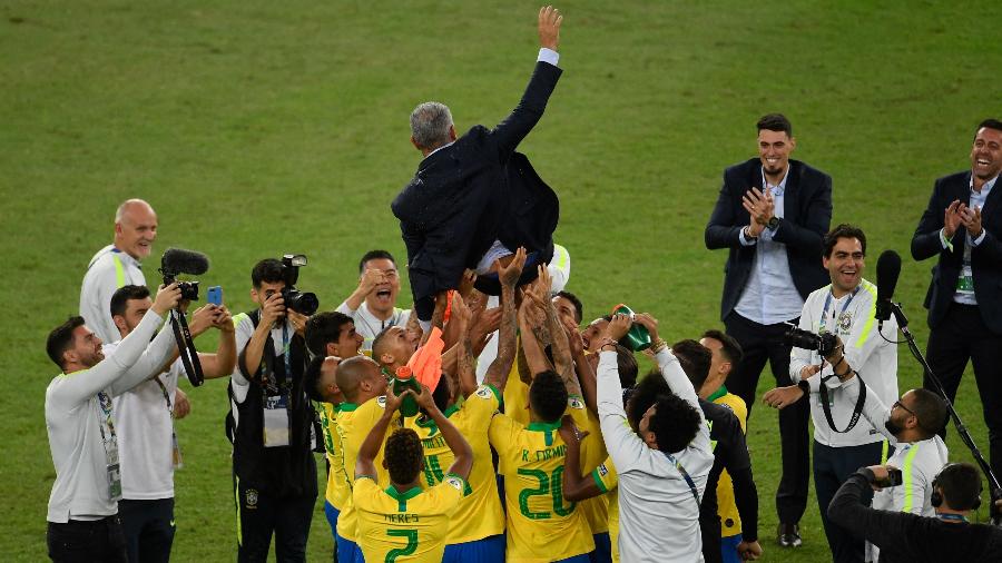 Sem Neymar em campo, Tite é jogado para o alto pelos atletas após conquista da Copa América - MAURO PIMENTEL / AFP