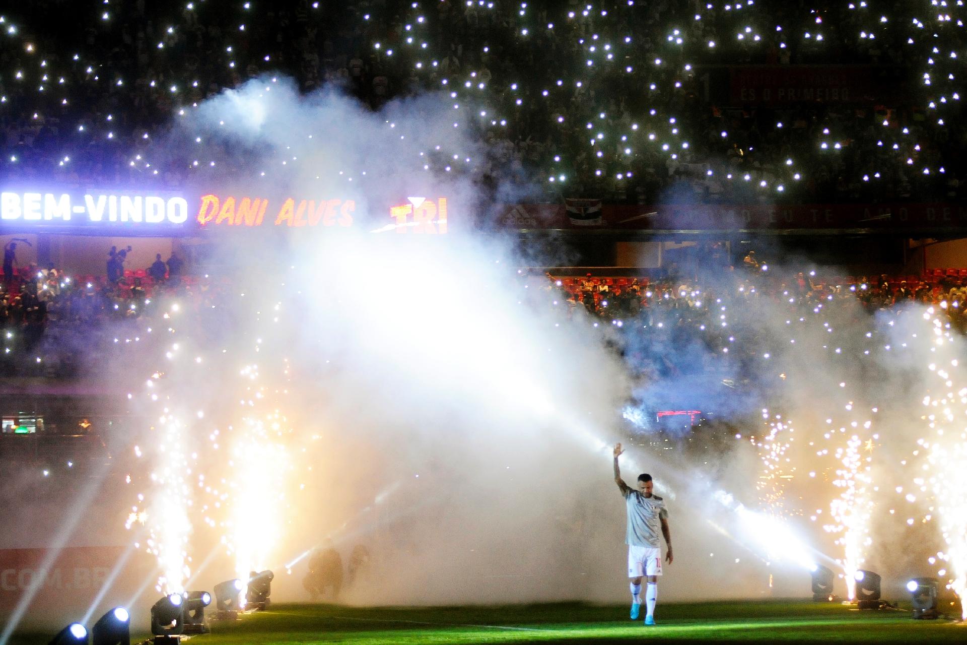 Resultado de imagem para Dani Alves iguala LuÃ­s Fabiano no SPFC e tem maior apresentaÃ§Ã£o do paÃ­s