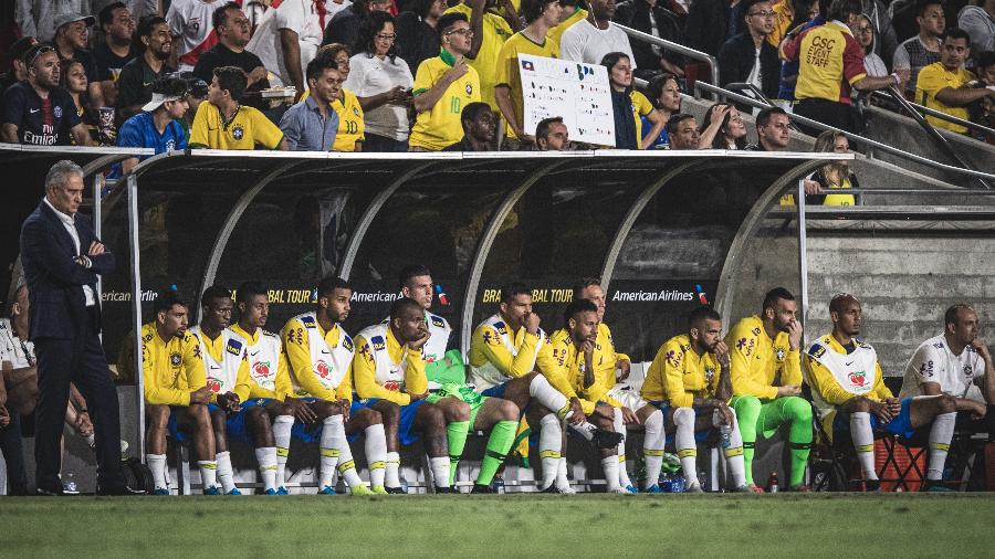 Tite observa no banco de reservas o jogo da seleção - Pedro Martins/Mowa Press