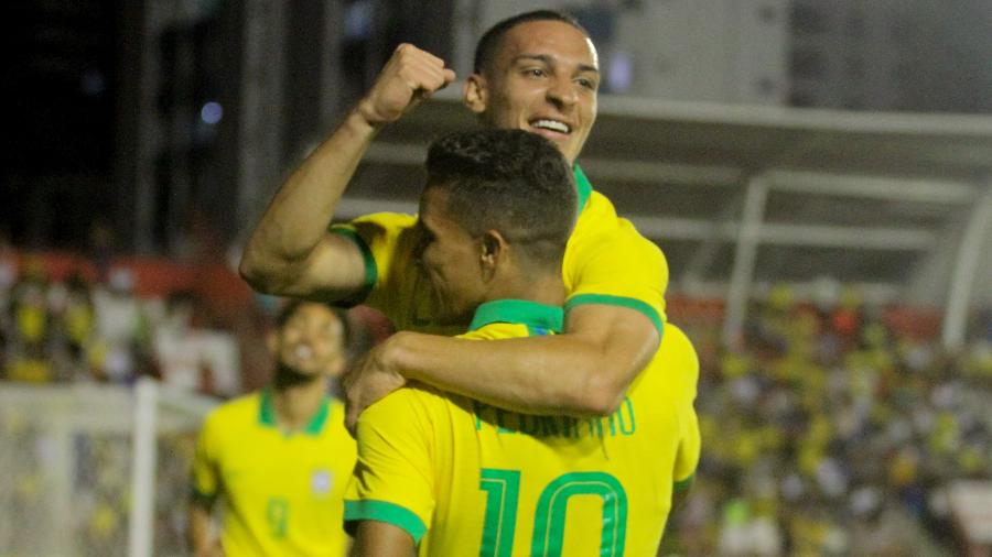 Antony comemora com Pedrinho um de seus gols contra a Venezuela - Marcel Lisboa/AGIF