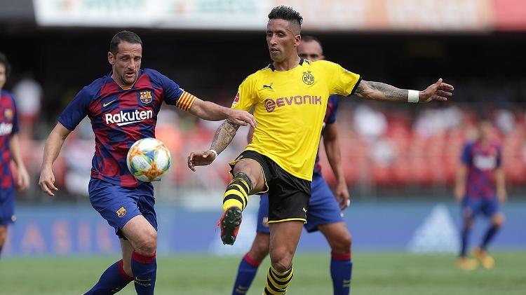 Belletti e Lucas Barrios disputam lance no jogo entre Barcelona e Borussia Dormtund na Legends Cup - Paulo Pinto/saopaulofc.net