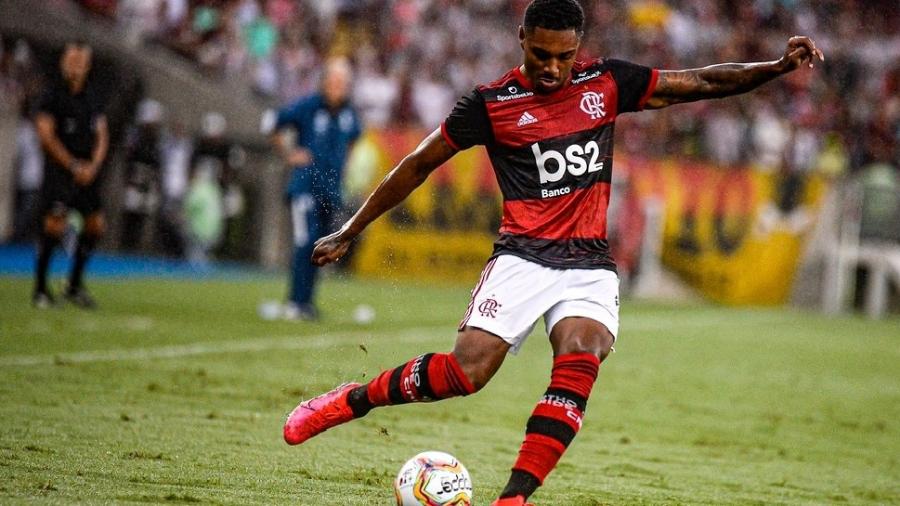 Atacante Vitinho conduz a bola durante jogo do Flamengo - Alexandre Vidal/Flamengo