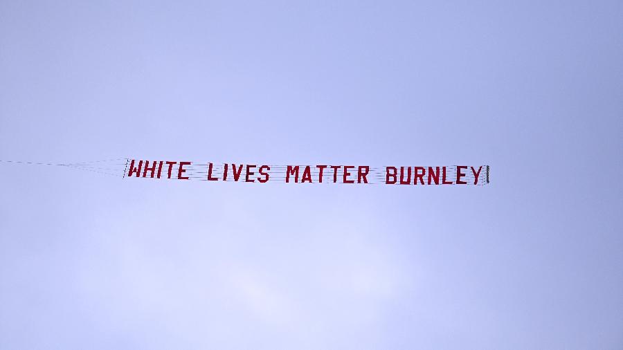 Avião com faixa "White Lives Matter" sobrevoou o Etihad Stadium antes de jogo entre Manchester City e Burnley - Shaun Botterill/Getty Images