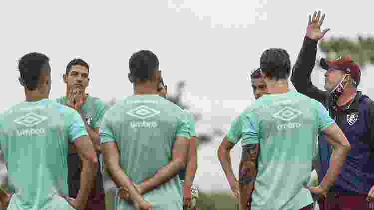 Nino, ao fundo, ouve instruções de Odair; zagueiro está liberado para jogar o Fla-Flu - Lucas Merçon/Fluminense FC - Lucas Merçon/Fluminense FC
