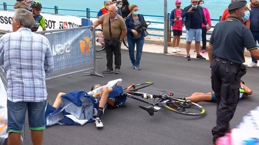 Ciclistas se envolvem em acidente com barreiras que foram arremessadas por helicóptero no Giro d"Italia de 2020 - Reprodução