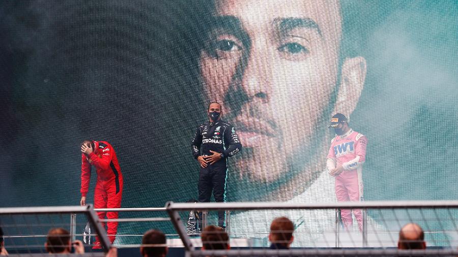 Vettel (esq) e Perez (dir)  foram os últimos a se juntarem ao time de 12 pilotos que foram ao grid em 2020 - Pool/Getty Images