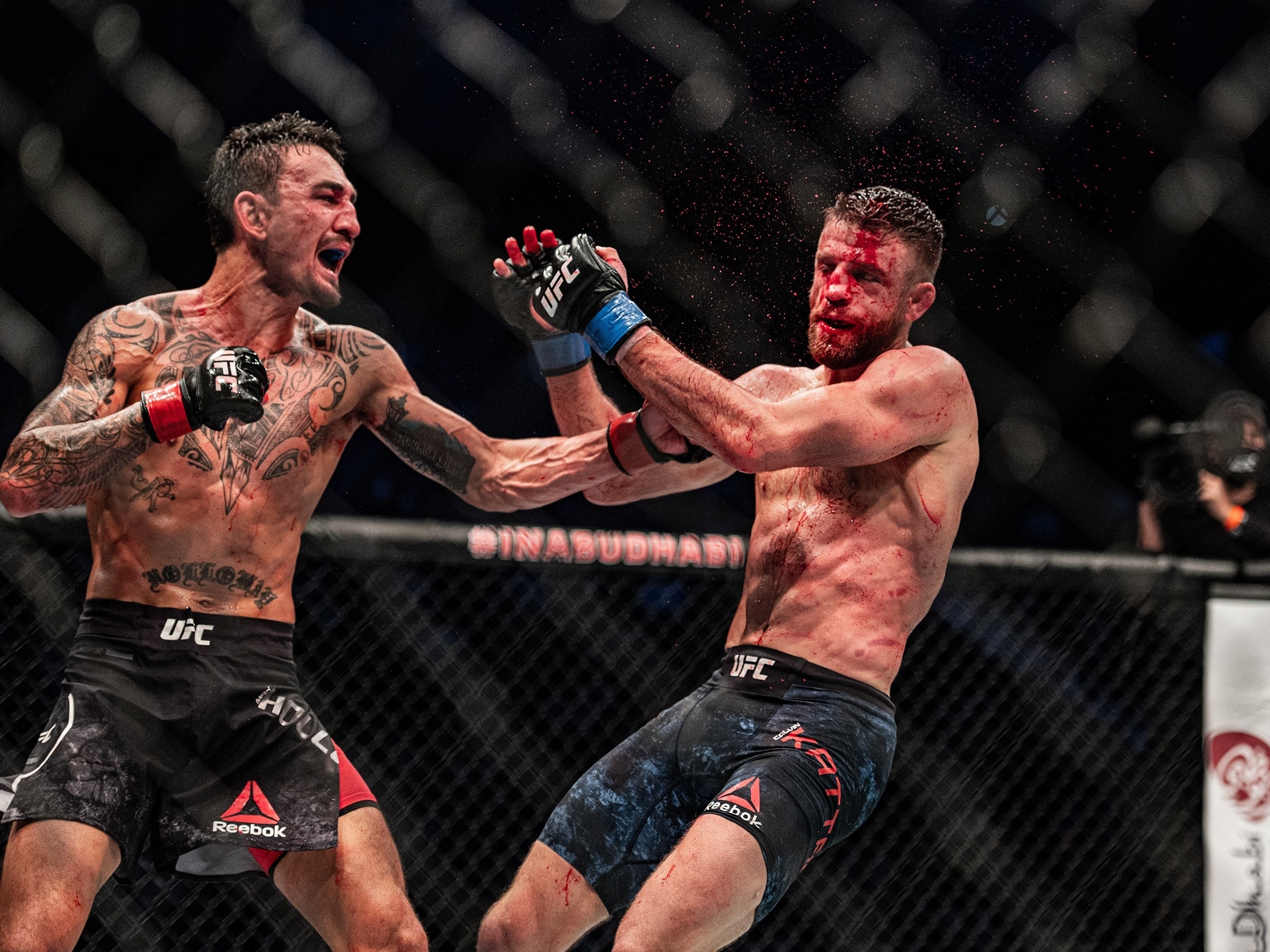 Mast ruslarni sikishini tomosha qiling.