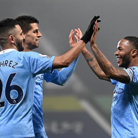 Raheem Sterling, Mahrez e Rodri comemoram gol do Manchester City contra o West Bromwich Albion - Getty Images