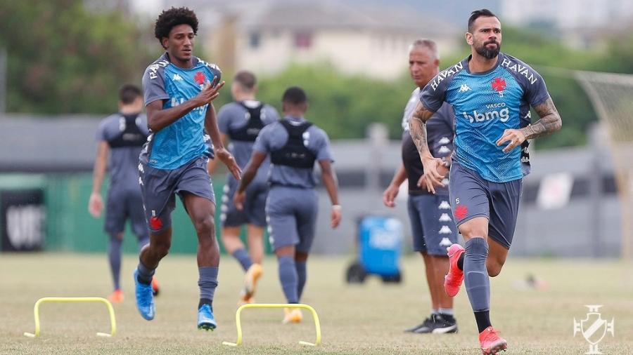 Talles Magno e Leandro Castán durante treino do Vasco - Rafael Ribeiro/Vasco.com.br