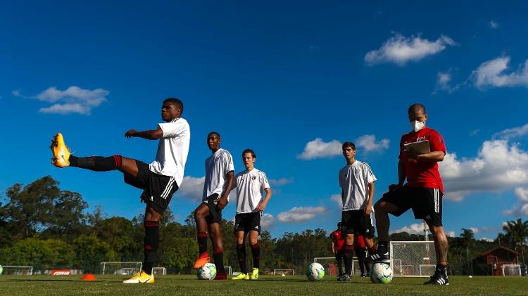 Técnico Alex trabalha com a equipe sub-20 do São Paulo no CFA Laudo Natel, em Cotia - Miguel Schincariol/Saopaulofc.net - Miguel Schincariol/Saopaulofc.net