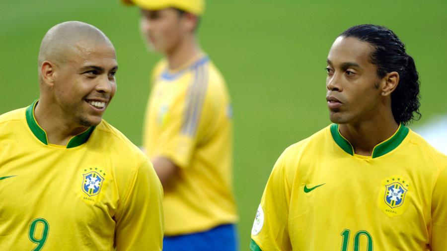 Ronaldo (esq) olha para Ronaldinho antes do jogo entre Brasil e Croácia pela Copa do Mundo de 2006