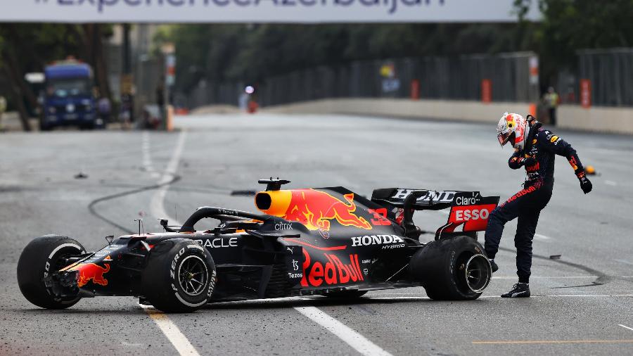 Verstappen chuta o pneu traseiro esquerdo da Red Bull, que acabou com as suas chances de vitória no Azerbaijão - Clive Rose/Getty Images