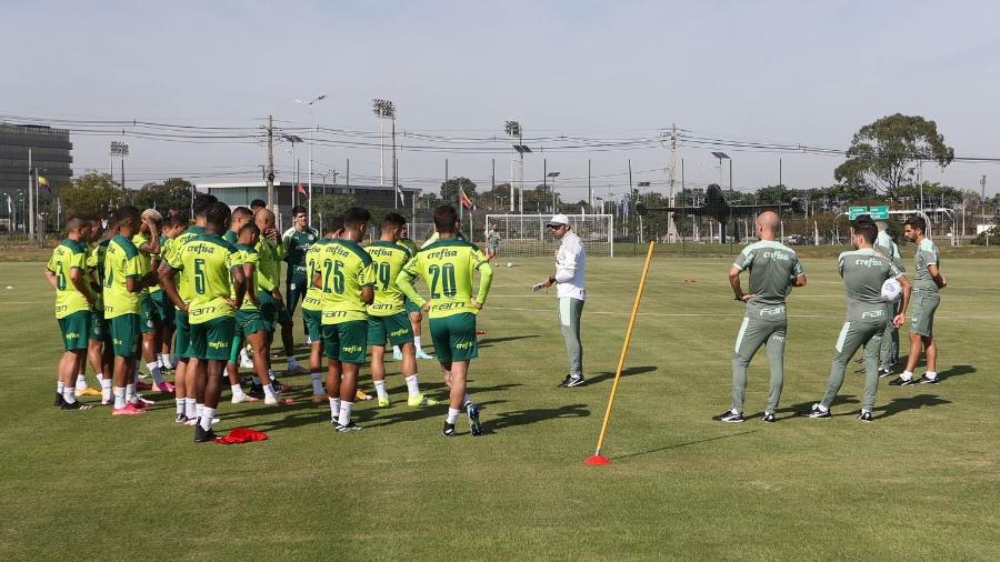 O técnico Abel Ferreira conversa com o elenco do Palmeiras durante treinamento no CT do Libertad, em Assunção, no Paraguai. - Cesar Greco/Palmeiras